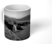 Mok - Zon op de Borgarfjörður Eystr in het oosten van Ijsland - zwart wit - 350 ML - Beker