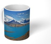 Mok - Uitzicht op een grote valleigletsjer met op de voorgrond een helderblauw meer - 350 ML - Beker