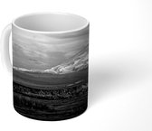 Mok - Landschap met besneeuwde berg in het Nationaal park Wrangell-St. Elias in Alaska - zwart wit - 350 ML - Beker