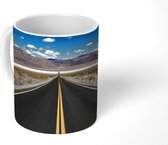 Mok - Een lege snelweg in Death Valley Nationaal Park van Californië - 350 ML - Beker