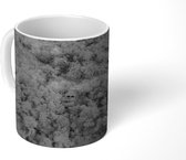 Mok - Vogelperspectief rood geleurd bos - zwart wit - 350 ML - Beker