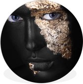 Femme à la lueur dorée assiette en plastique cercle mural ⌀ 60 cm - impression photo sur cercle mural / cercle vivant (décoration murale)