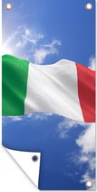 Tuinposter De vlag van Italië wappert in de lucht - 30x60 cm - Tuindoek - Buitenposter