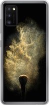 Geschikt voor Samsung Galaxy A41 hoesje - Goud poeder op een zwarte achtergrond - Siliconen Telefoonhoesje