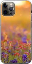 Geschikt voor iPhone 12 Pro hoesje - Bloemen - Goud - Zon - Siliconen Telefoonhoesje
