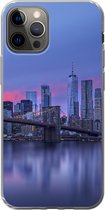 Geschikt voor iPhone 12 Pro hoesje - New York achter de Brooklyn Bridge - Siliconen Telefoonhoesje