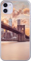 Geschikt voor iPhone 11 hoesje - Brooklyn Brug en de skyline van New York tijdens zonsondergang - Siliconen Telefoonhoesje
