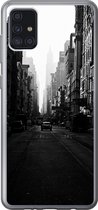 Geschikt voor Samsung Galaxy A52 5G hoesje - Auto rijdt door een rustige straat in New York in zwart-wit - Siliconen Telefoonhoesje