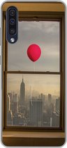 Geschikt voor Samsung Galaxy A50 hoesje - Rode ballon vliegt langs raam in New York - Siliconen Telefoonhoesje