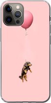 Geschikt voor iPhone 12 Pro hoesje - Teckel zweeft omhoog door een ballon - Siliconen Telefoonhoesje