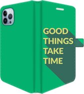 Apple iPhone 13 Pro Max Telefoonhoesje - Portemonneehoesje  - Met pasjeshouder - Met Quote - Good Things - Groen