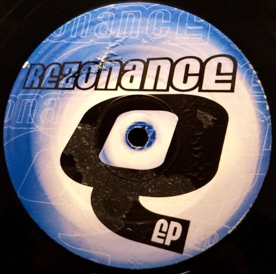 Een ronde zwarte vinylplaat met een blauw en wit label. Tekst: 'RESONANCE EP'.