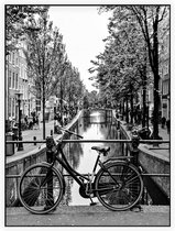 Oude Opoefiets op een brug van een Amsterdams kanaal - Foto op Akoestisch paneel - 60 x 80 cm