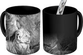 Magische Mok - Foto op Warmte Mokken - Koffiemok - Dierenprofiel leeuw met jong in zwart-wit - Magic Mok - Beker - 350 ML - Theemok