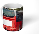 Mok - Een roodgekleurde bus in de stad - 350 ML - Beker
