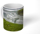 Mok - Donkere wolken en groene omgeving bij de Gullfoss waterval - 350 ML - Beker