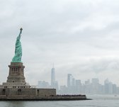Het Vrijheidsbeeld en skyline van New York in de mist - Fotobehang (in banen) - 350 x 260 cm
