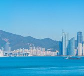 Gebergte achter de panoramische skyline van Busan - Fotobehang (in banen) - 450 x 260 cm