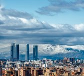 Industriële skyline van Madrid voor besneeuwde bergen - Fotobehang (in banen) - 450 x 260 cm