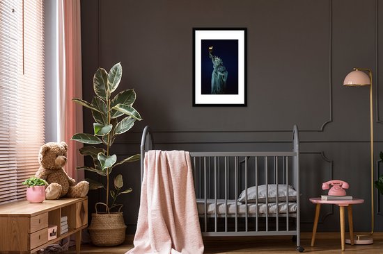 Photo en cadre - Statue de la Liberté illuminée la nuit à New York Cadre photo Amérique noir avec passe-partout blanc 40x60 cm - Affiche sous cadre (Décoration murale salon / chambre)