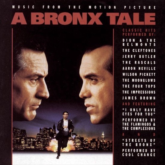 Hoes van A Bronx Tale met de gezichten van Robert De Niro en Chazz Palminteri, en een man die rent in een stadsgezicht.
