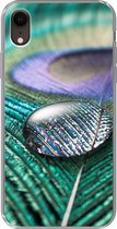 Geschikt voor iPhone XR hoesje - Close-up van een waterdruppel op de veer van een pauw - Siliconen Telefoonhoesje
