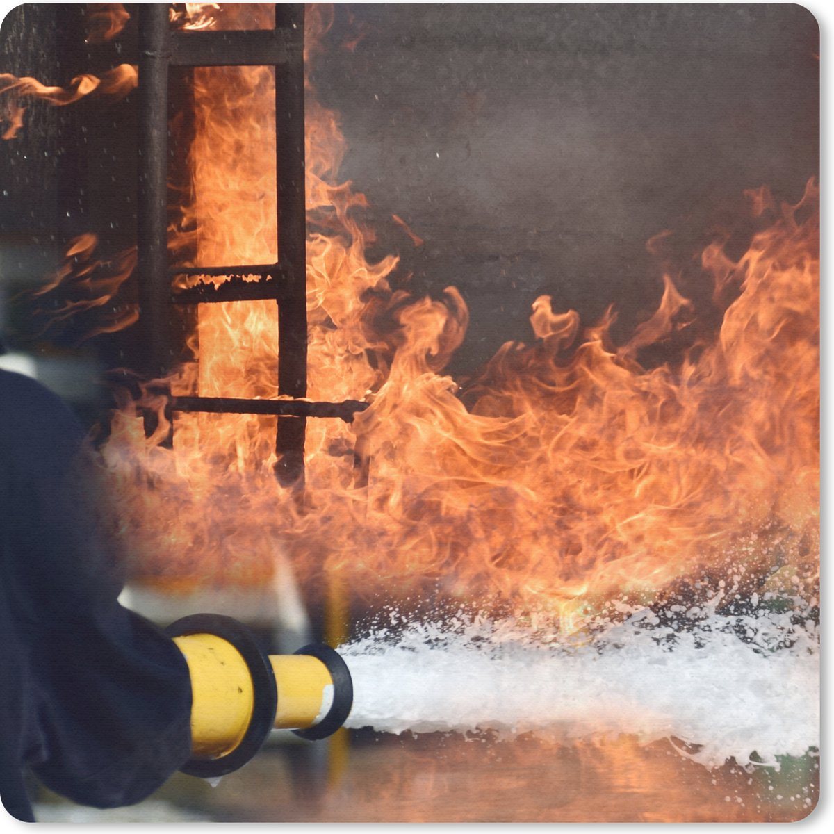 Muismat 30x30 cm - Mousepad Brandweer schiet schuim op vuur - Muismatten