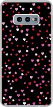 Geschikt voor Samsung Galaxy S10e hoesje - Een illustratie met hartjes op een zwarte achtergrond - Siliconen Telefoonhoesje