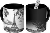 Magische Mok - Foto op Warmte Mok - Eiffeltoren door de bomen - zwart wit - 350 ML