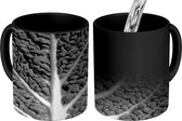 Magische Mok - Foto op Warmte Mok - Close-up abstract koolblad - zwart wit - 350 ML