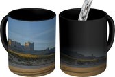 Magische Mok - Foto op Warmte Mok - Heldere lucht boven het Kasteel van Bamburgh - 350 ML