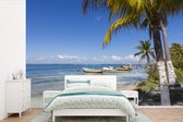 Behang - Fotobehang Het strand van het Noord-Amerikaanse Isla Mujeres met boten - Breedte 420 cm x hoogte 280 cm