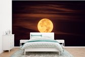 Papier peint Papier peint photo en vinyle - La lune colorée en orange pendant la nuit largeur 375 cm x hauteur 280 cm - Tirage photo sur papier peint (disponible en 7 tailles)