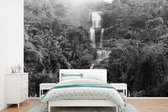 Behang - Fotobehang Indonesië - Waterval - Zwart - Wit - Breedte 390 cm x hoogte 260 cm