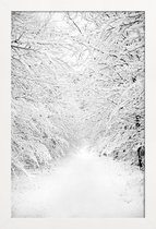 JUNIQE - Poster met houten lijst Walking in a Winter Wonderland -13x18