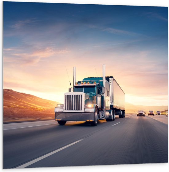 Forex - Grote Zilveren Truck op Weg met Auto's - 100x100cm Foto op Forex