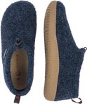 Boven- en zijaanzicht van een donkerblauwe wollen pantoffel met gevlochten zool. Giesswein logo zichtbaar.
