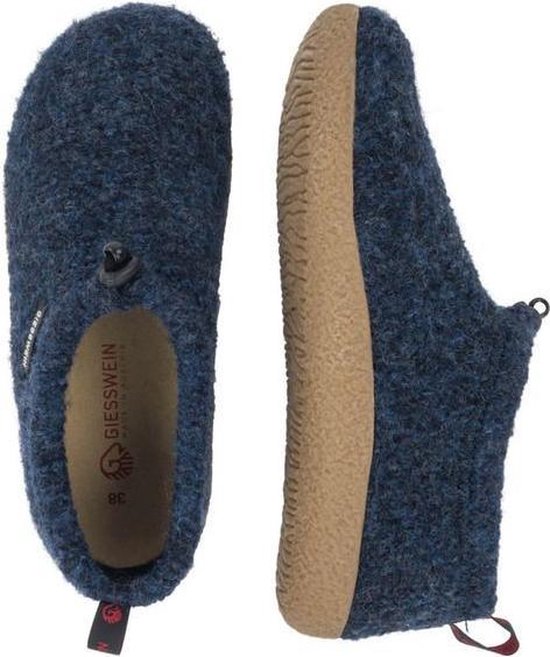 Boven- en zijaanzicht van een donkerblauwe wollen pantoffel met gevlochten zool. Giesswein logo zichtbaar.