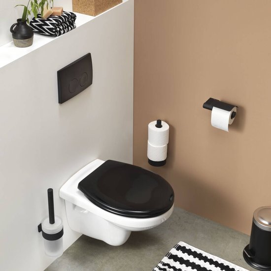 Salle de bain moderne avec porte-rouleau noir, brosse de toilette et toilette avec siège noir.