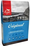 Orijen Original hondenvoer zak met een afbeelding van een meer en rotsen. 85% vlees, 15% groenten, 0% granen.