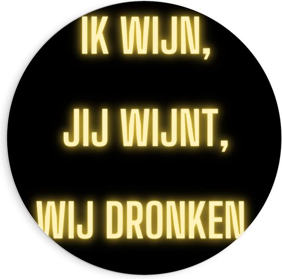 Forex Wandcirkel - Tekst: ''Ik Wijn, Jij Wijnt, WIj dronken'' Neon Letters Goud/Zwart - 90x90cm Foto op Wandcirkel (met ophangsysteem)