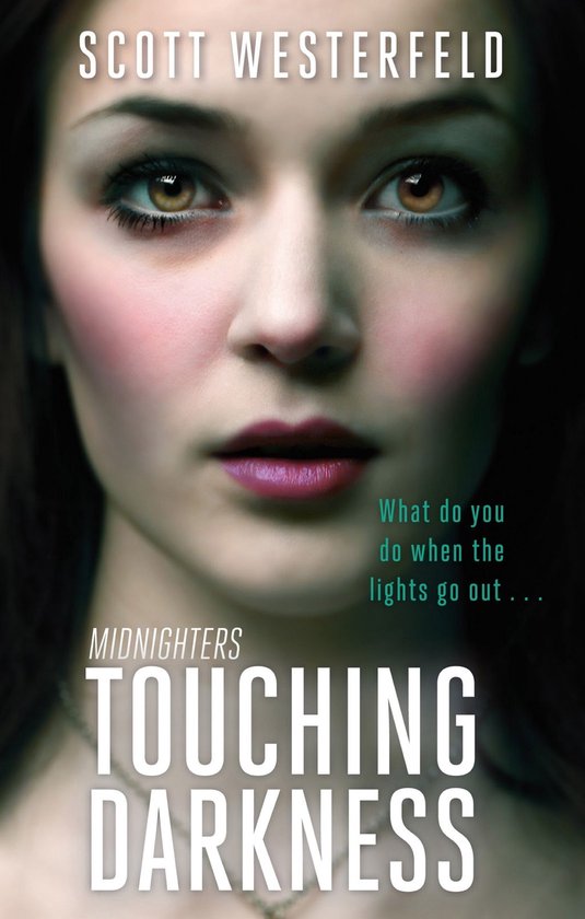 Boekomslag van "Touching Darkness" door Scott Westerfeld. Een vrouw kijkt naar de kijker, met de tekst "MIDNIGHTERS TOUCHING DARKNESS" en "What do you do when the lights go out...".