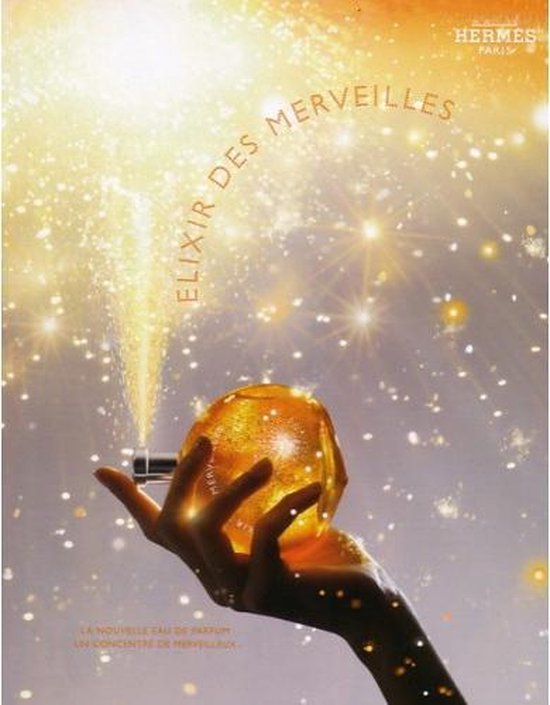 Hand houdt sprankelend parfumflesje Elixir des Merveilles vast, met een fee die betovert met een sterrenstaf.