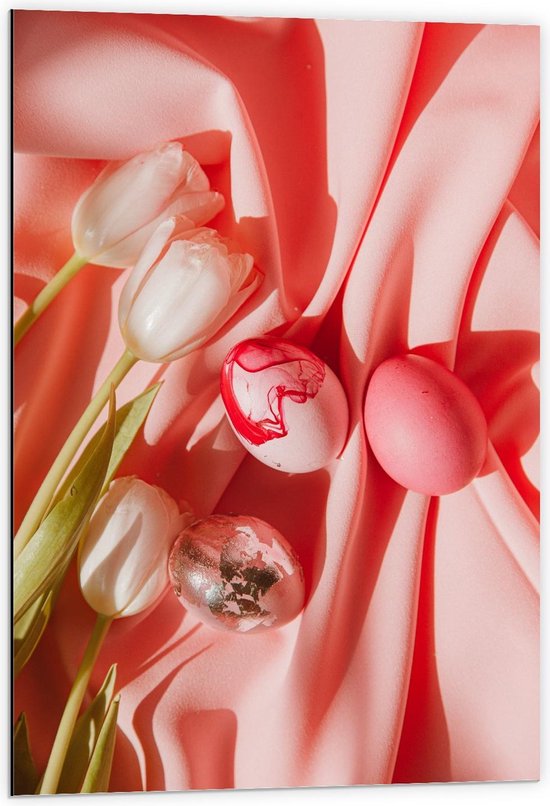 Dibond - Witte Tulpjes met Roze Versierde Eieren - 60x90cm Foto op Aluminium (Wanddecoratie van metaal)