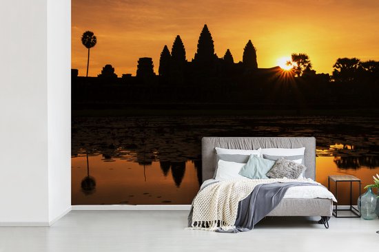 Fotobehang vinyl - Rode lucht boven de Angkor Wat in Cambodja breedte 360 cm x hoogte 240 cm - Foto print op behang (in 7 formaten beschikbaar)