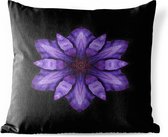 Sierkussen Mandala outdoor - Un mandala Clématite violet sur fond noir - 50x50 cm - Coussin carré de jardin résistant aux intempéries / coussin de salon de jardin en polyester