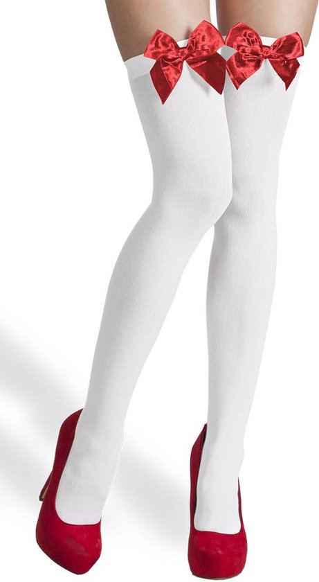 Witte dijhoge kousen met rode strikken bovenop, gedragen met rode pumps.
