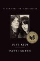 Couverture du livre 'Just Kids' par Patti Smith, avec une photo noir et blanc de l'auteure et Robert Mapplethorpe. #1 New York Times Bestseller.