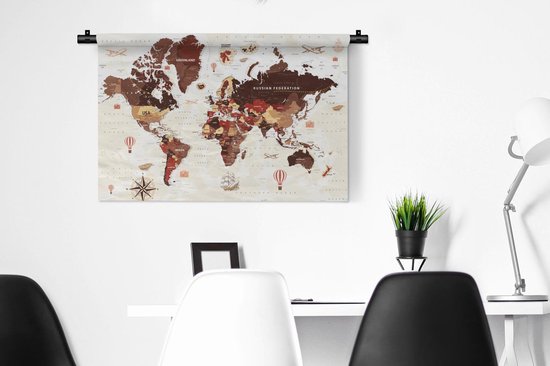 Tapisserie Cartes du mondeIllustrations de Noël - Wereldkaart avec noms de pays et diverses illustrations aux couleurs rouge foncé et marron Tapisserie coton 90x60 cm - Tapisserie avec photo