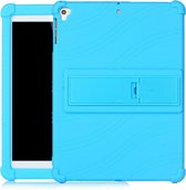 Voor iPad 6 (9.7 Universal) Tablet PC siliconen beschermhoes met onzichtbare beugel (hemelsblauw)